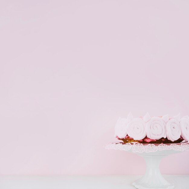 Kuchen mit Marshmallows dekoriert
