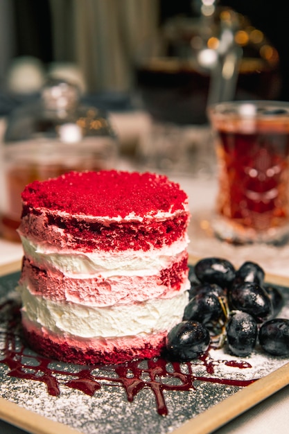 Kuchen mit rotem Belag und Trauben