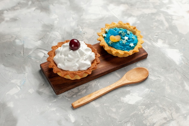 Kuchen mit Sahne auf hellem Schreibtisch, Kuchen backen süße Teecreme