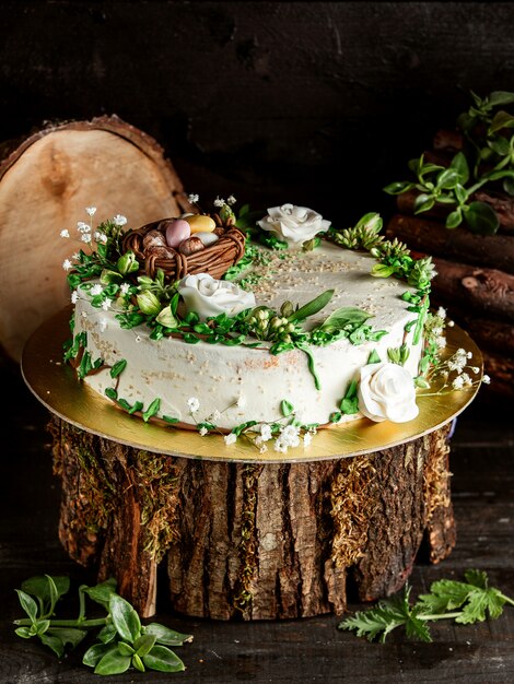 Kuchen mit Sahne-Schokoladen-Eiern im Nest und Rosen