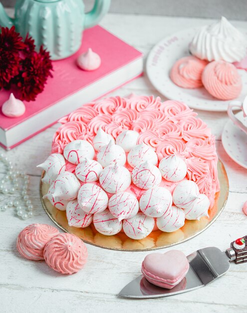 Kuchen mit Sahne und Baiser dekoriert