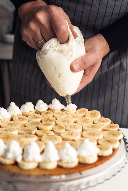 Kostenloses Foto kuchen mit schlagsahne und banane