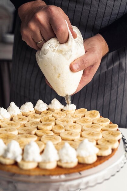 Kuchen mit Schlagsahne und Banane