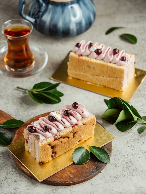 Kuchen mit Schlagsahne und Beeren