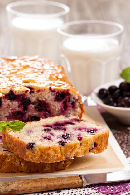 Kuchen mit schwarzen Johannisbeeren