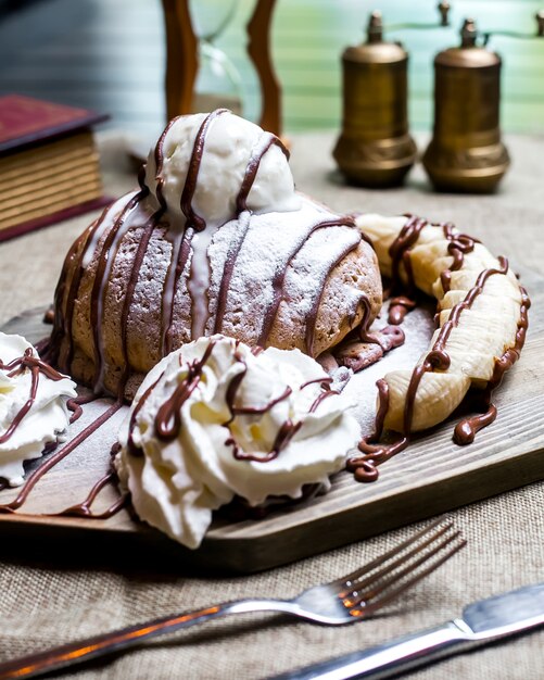 Kuchen mit Seitenansicht der Bananencreme-Schokolade