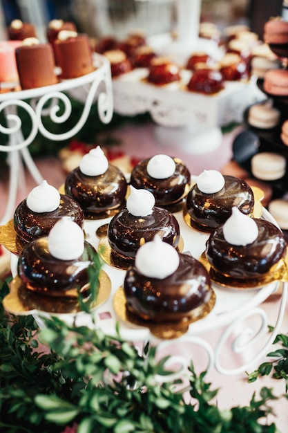 Kuchen mit Vereisung und Küssen bedeckt