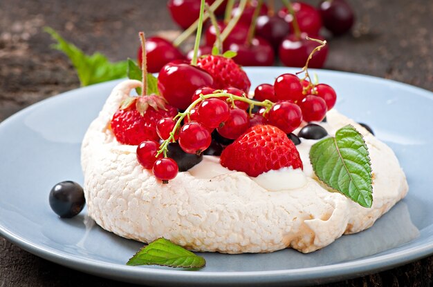 Kuchen "Pavlova" mit Sahne und Beeren