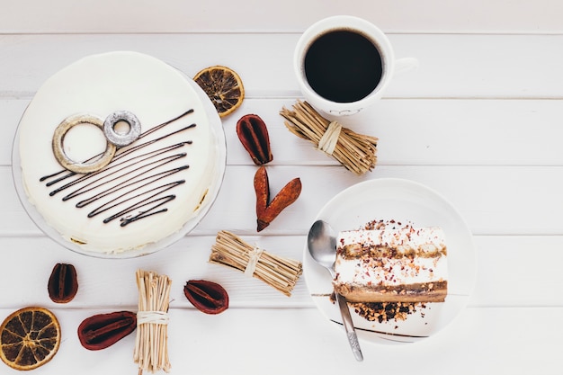 Kuchen und Kaffee amids Gewürze