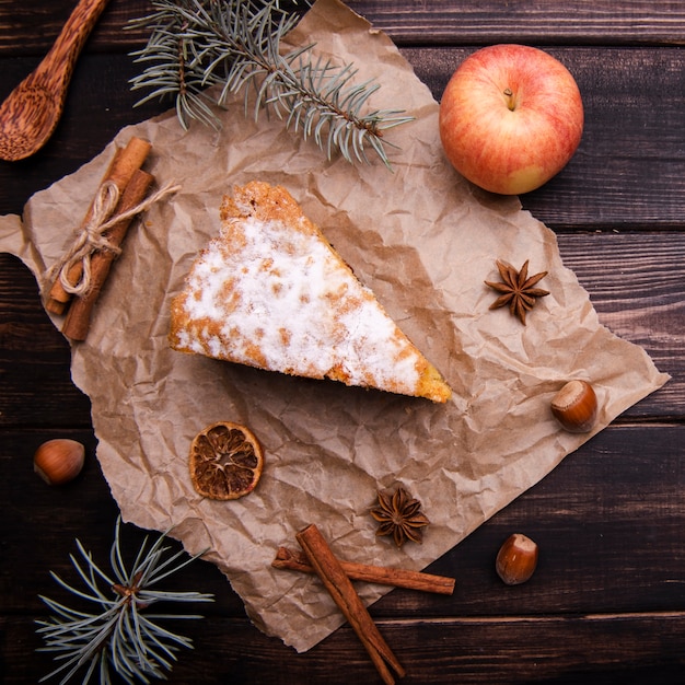 Kuchenscheibe mit zimt und apfel