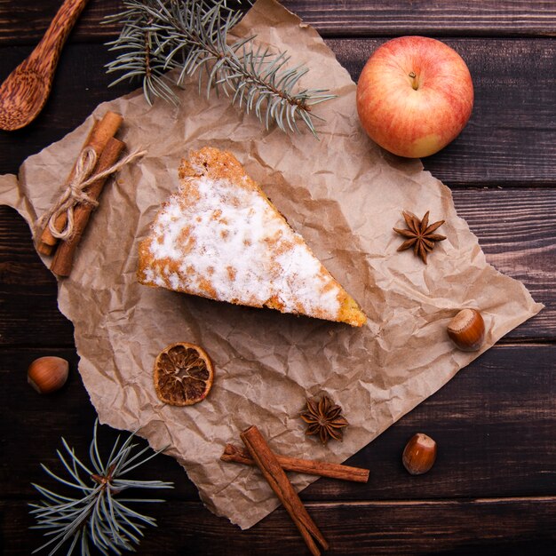 Kuchenscheibe mit Zimt und Apfel