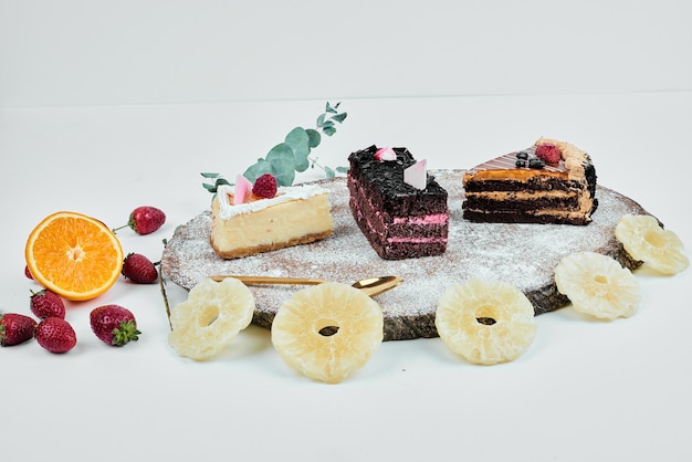 Kuchensorten auf einer Holzplatte mit trockenen Früchten.