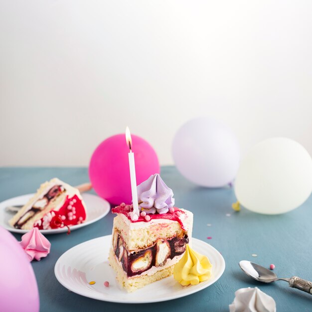 Kuchenstück mit farbigen Ballonen