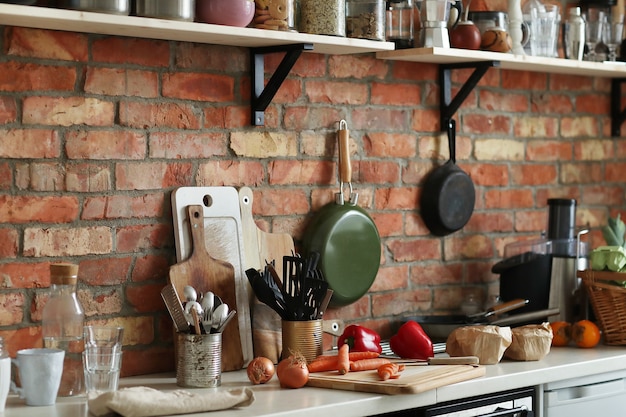 Küche mit Zutaten und Werkzeugen