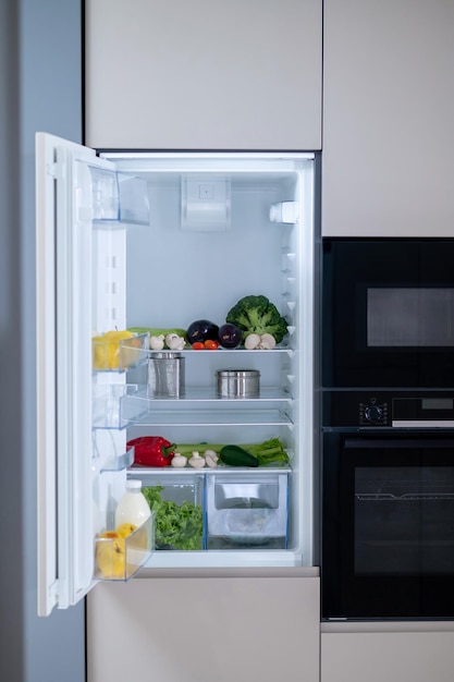 Küchenausstattung. Bild des Kühlschranks mit Lebensmitteln darin