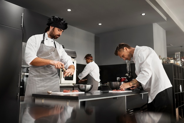 Kostenloses Foto küchenchef, der in einer professionellen küche zusammenarbeitet