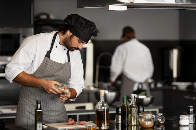 Kostenloses Foto küchenchef, der in einer professionellen küche zusammenarbeitet