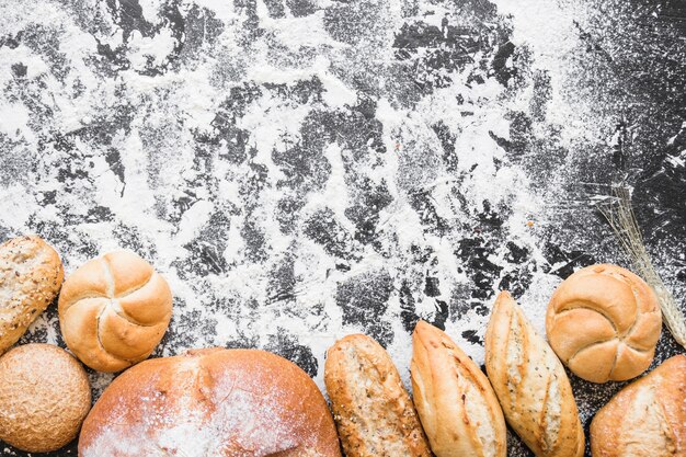 Küchentisch mit Bäckerei und Mehl