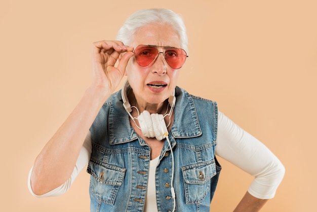 Kühle ältere Frau mit Sonnenbrillen