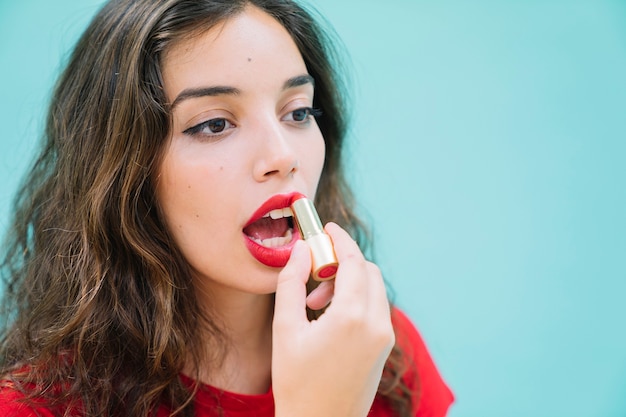 Kühle Frau und roter Lippenstift