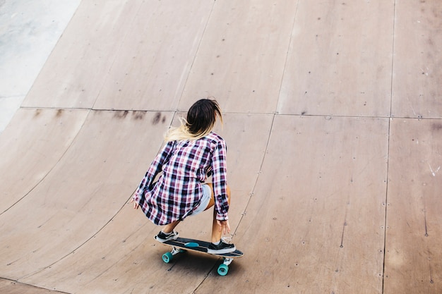 Kühle Frau während eines Tricks mit Skateboard