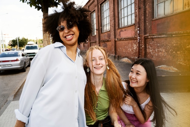 Kostenloses Foto kühle frauen der vorderansicht, die zusammen aufwerfen