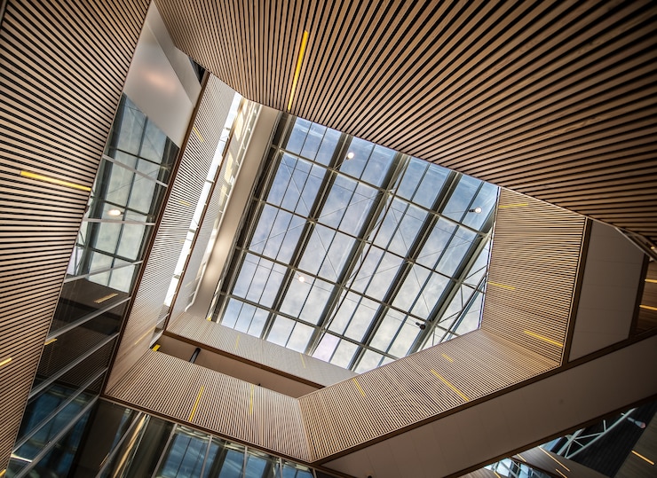 Kostenlose Foto kühle treppe mit lichtern in einem modernen gebäude