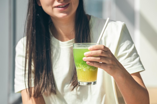 Kühlendes Sommergetränk in der Hand einer Frau, Nahaufnahme