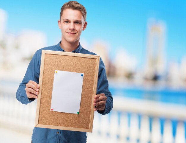 kühler junger Mann mit corkboard