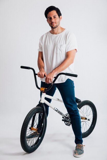 Kühler Mann mit bmx Fahrrad