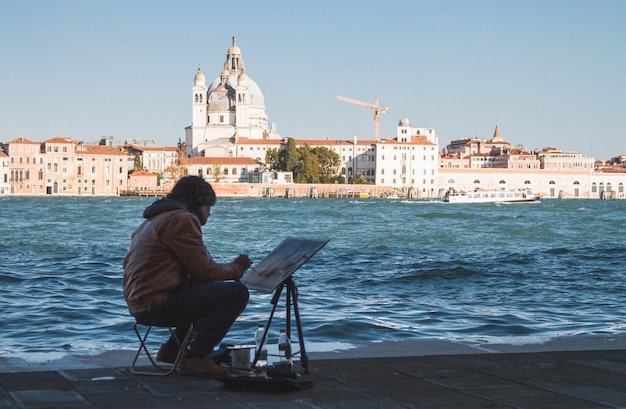 Künstler, der tagsüber die italienischen Venedig-Kanäle malt