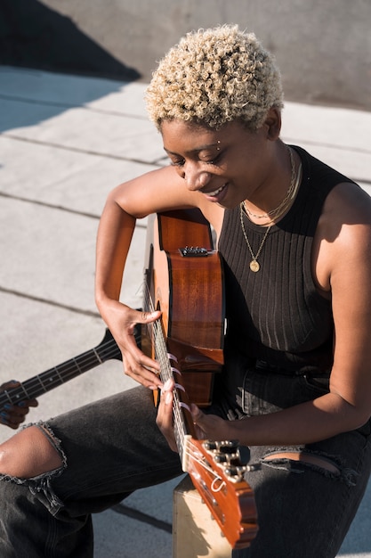 Künstler mit mittlerer Aufnahme, der Gitarre spielt