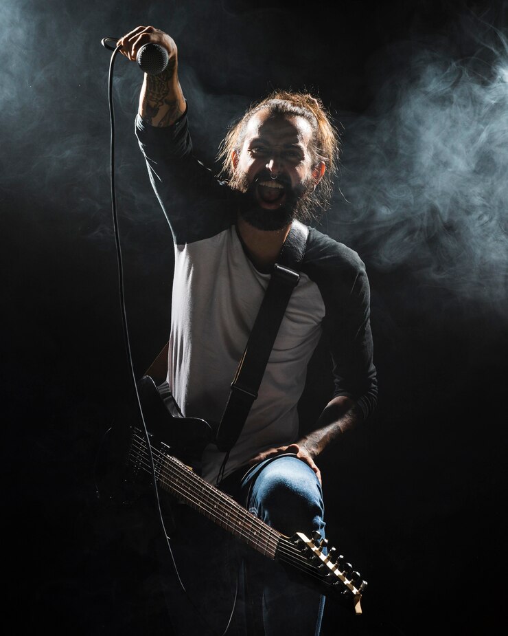 Kostenlose Foto künstler spielt gitarre und raucheffekt