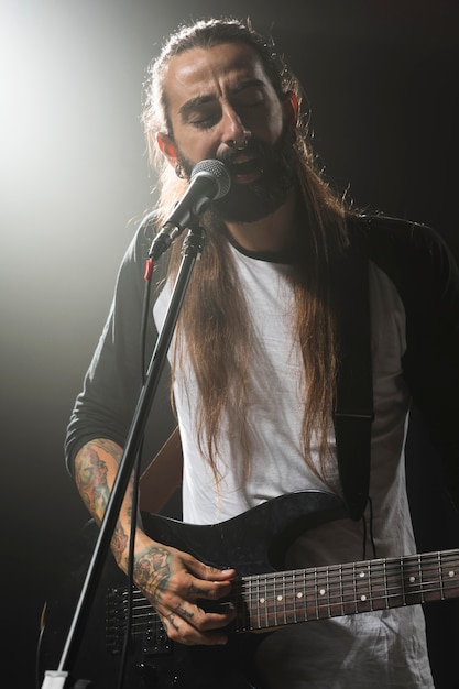 Kostenloses Foto künstler spielt gitarre und singt