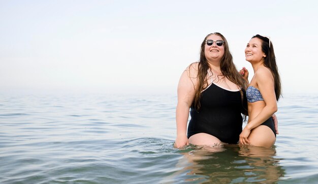 Künstlerischer Schuss mit Freunden, die im Wasser stehen