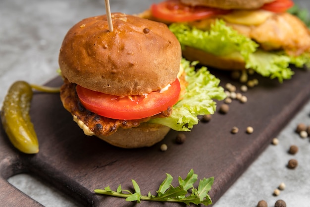 Kostenloses Foto künstlerisches foto eines geschmackvollen burgers