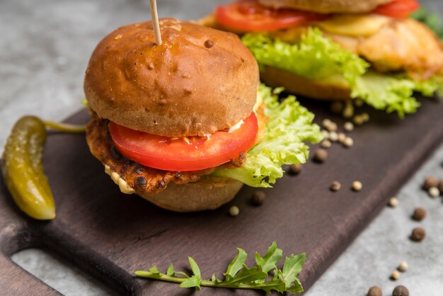 Künstlerisches Foto eines geschmackvollen Burgers