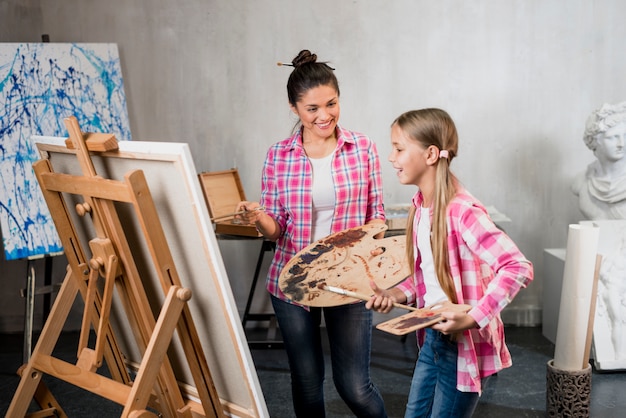 Künstlerkonzept mit Mutter und Tochter