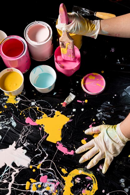 Künstlermalerei mit Farben und Pinsel