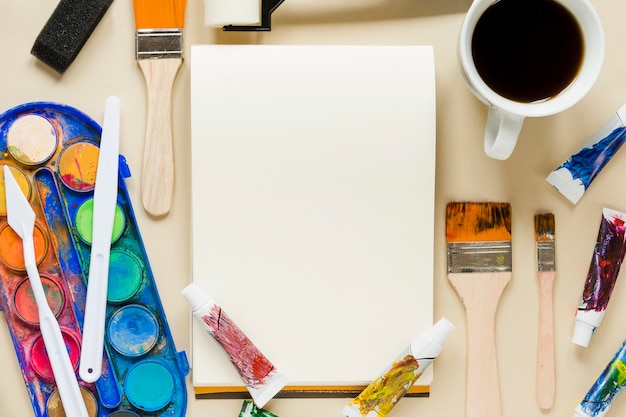 Kostenloses Foto künstlerwerkzeugsammlung mit tasse kaffee