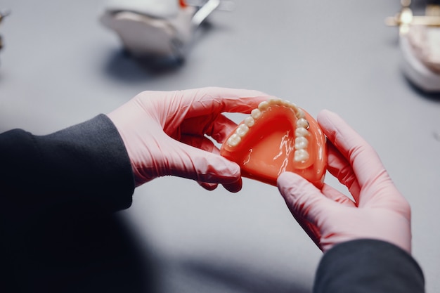 Kostenloses Foto künstlicher kiefer im büro des zahnarztes
