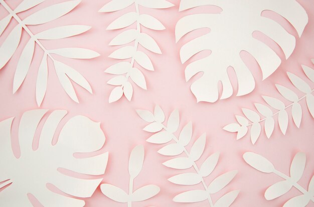 Künstliches Blattpapier schnitt Art mit rosa Hintergrund