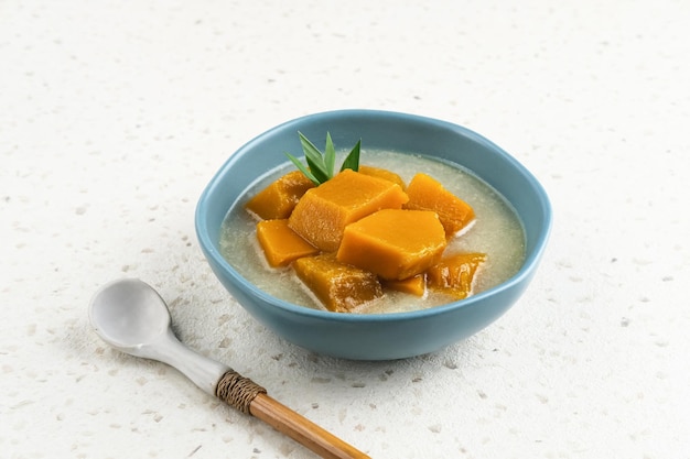 Kürbis kolak kolak labu kuning ist ein indonesisches dessert, das während des ramadhan beliebt ist. ausgewählter fokus
