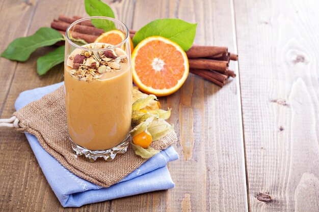 Kürbis-Smoothie mit Müsli darüber