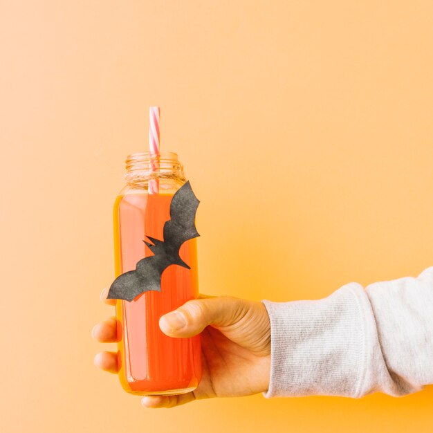 Kürbisgetränk in der Flasche mit Hiebanwendung