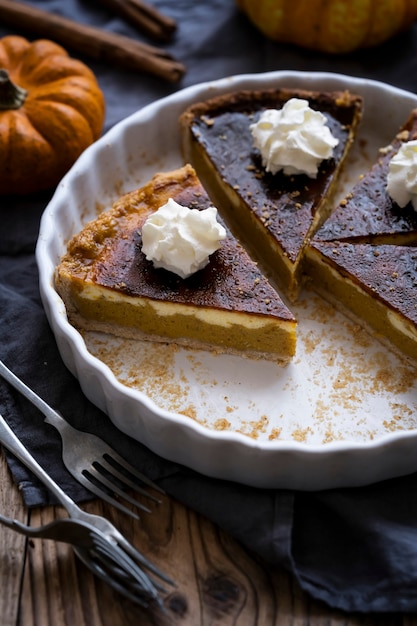 Kürbiskuchen frisch gebackenes hausgemachtes Dessert in Scheiben geschnitten