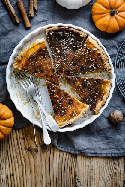 Kostenloses Foto kürbiskuchenscheiben in einer flachen halloween-dessertplatte