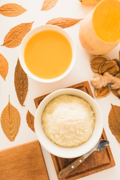 Kürbissuppe und Kartoffelpuree auf Tabelle