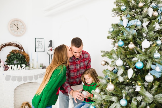 Küssender Mann der Frau am Weihnachten