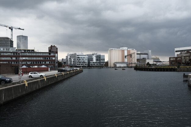 Küstenstadt mit grauen Wolken